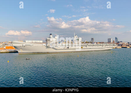 HMS Queen Elizabeth en muelle en Portsmouth. Foto de stock