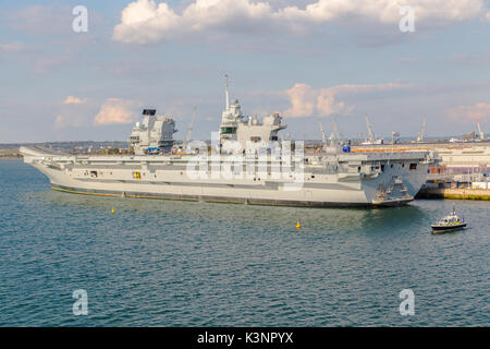 HMS Queen Elizabeth en muelle en Portsmouth. Foto de stock