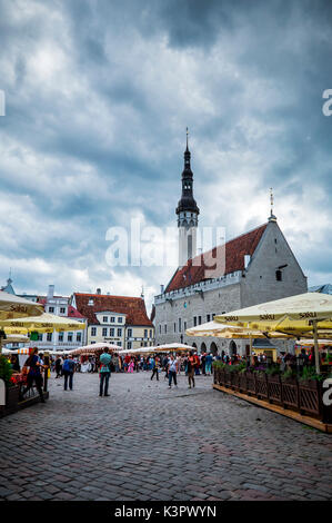Tallinn, Estonia, Europa. Plaza del Ayuntamiento con un poco de mercado.