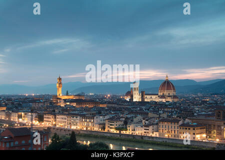 La luz azul del anochecer enmarca la ciudad de Florencia, atravesada por el río Arno visto desde Piazzale Michelangelo Toscana Italia Europa