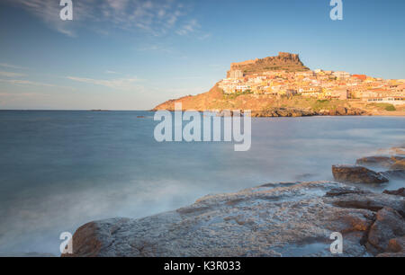 Sol y Mar azul, el bastidor de la aldea el promontorio Castelsardo Golfo de Asinara provincia de Sassari Cerdeña Italia Europa