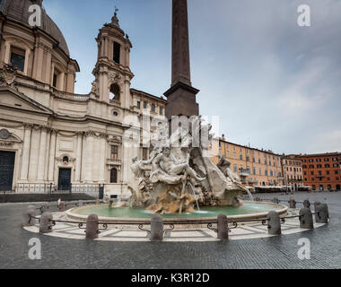 Panorama de la Piazza Navona con la fuente de los Cuatro Ríos y el obelisco egipcio en el Oriente Roma Lazio Italia Europa Foto de stock