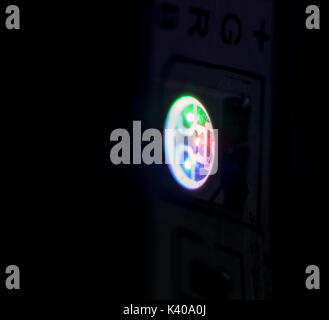 Encendido de luz de diodo LED tira closeup mostrando el rojo, el verde y las luces azules Foto de stock