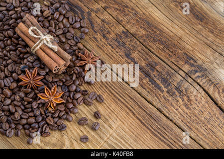Los granos de café, anís y canella sobre viejos tablones Foto de stock