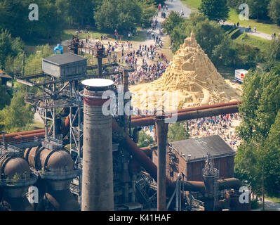 Récord mundial de construir castillos de arena: 16.679 metros, Parque paisajístico Duisburg-Nord, muchos visitantes vienen a la antigua planta de acero, el Libro Guinness de recor Foto de stock