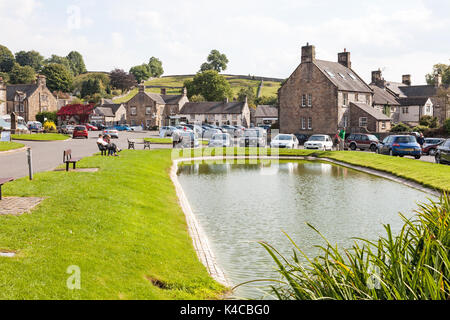 El estanque de patos en Hartington Village en el Derbyshire Peak District, Inglaterra, Reino Unido. Foto de stock