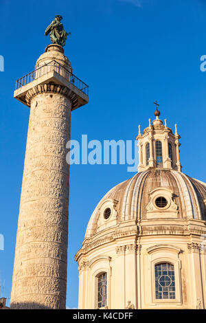 Roma, Italia la cúpula de la Chiesa SS Nome di María iglesia y la columna de Trajano Roma Lazio Italia Europa UE Foto de stock