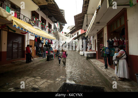 Cuetzalan, Puebla, México - 2012: una calle cerca de la ciudad del zócalo. Cuetzalan es un pequeño pueblo tradicional en las montañas al norte del estado. Foto de stock