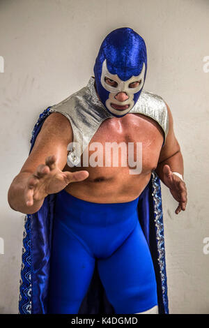 El luchador mexicano Blue Demon Jr. es el superhéroe que México necesita. *** El hijo de la leyenda Azul Blue Demon Jr. peleas en un combate de lucha libre tras expresar su preocupación por la situación en México y el estado que las instituciones políticas deben cambiar radicalmente para poder avanzar. ****** ****************************************************** El luchador mexicano Blue Demon Jr. posan con su famosa máscara enigmática tras expresar preocupaciones acerca de la situación política actual de México. Blue Demon jr. Toma otra victoria esta noche lucha más, continuando con la tradición de modo que Blue Demon lef Foto de stock