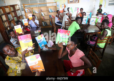 Biblioteca en una escuela donde los niños africanos son patrocinados por la ONG francesa, la chaine de l'espoir, Lomé, Togo, África occidental, África