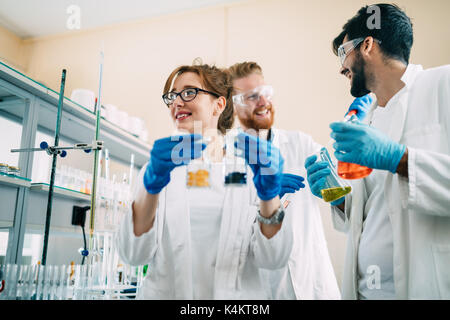 Un grupo de estudiantes que trabajan en el laboratorio de química Foto de stock
