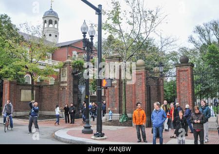 La Universidad de Harvard, Johnston Gate, Cambridge MA, EE.UU. Foto de stock