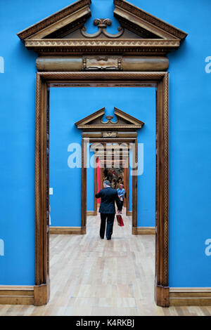 Dublín, Irlanda. 04 jul 2017: los visitantes de la galería nacional de Irlanda camina entre la galería azul habitaciones mirando en diferentes exposiciones de arte.