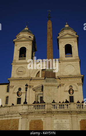 Italia Roma. Iglesia de la Santissima Trinita dei Monti (siglo xvi) y del antiguo imperio romano sallustiano obelist de Piazza di Spagna.
