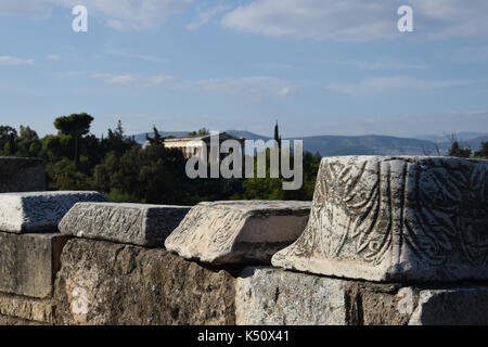 Pared con fragmentos de columna de mármol con adornos tallados en el Ágora de Atenas, Grecia. El templo de Hefesto puede verse en el fondo