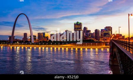 St Louis, Missouri paisaje skyline y Gateway Arch como cae la noche sobre el centro (logotipos extraído para uso comercial) Foto de stock