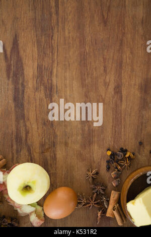 Directamente encima de tiro de manzana granny smith con huevo y especias sobre mesa de madera Foto de stock