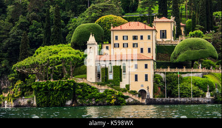 La Villa del Balbianello en una vista desde el barco de crucero en el lago de Como, Italia, Europa