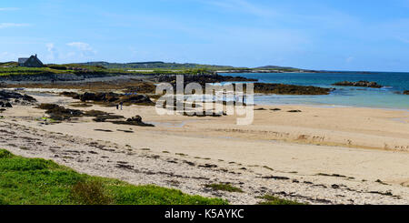 Vista panorámica de la playa de arena en la bahía cerca de Ballyconneely Mannin en Connemara, Condado de Galway, República de Irlanda