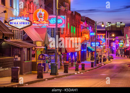 Memphis, Tennessee - Agosto 25, 2017: los clubes de blues de la calle Beale Street en penumbra. Foto de stock