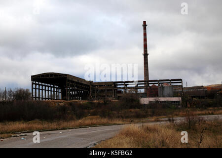 La desindustrialización fábrica cerrada la industria pesada, Shishmantsi, provincia de Plovdiv, Bulgaria, Europa oriental Foto de stock