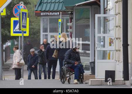 Kazan, Rusia - Septiembre 9, 2017: pobre mendigo minusválidos con silla de ruedas en la calle ostrovskogo pidiendo dinero o alimentos Foto de stock