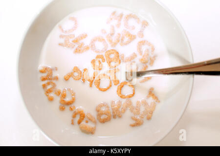 Letras hechas de cereales en un tazón of.milk Foto de stock