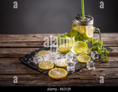 Bodegón de verano refrescante fría limonada mojito en un tarro de vidrio