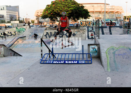 Adolescente hace acrobacias con una hoja de afeitar scooter en un skatepark. fotografiado en skaeland, Tel Aviv, Israel Foto de stock