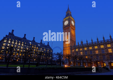 Vista nocturna del palacio de Westminster, el Big Ben y portcullis house en Westminster, Inglaterra, Reino Unido. Foto de stock
