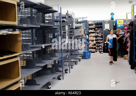 Rishon Lezion, Israel. 11 sep, 2017. Los clientes que pasan por los  estantes vacíos en la tienda de ropa deportiva decathlon en Rishon Letzion,  cerca de Tel Aviv, Israel, en sept. 11,