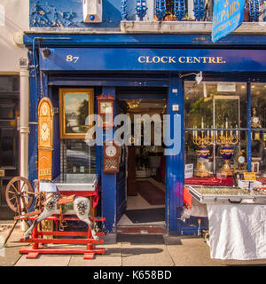 Curiosidades y recuerdos a la venta en Portabello Road, Notting Hill, Londres. Foto de stock