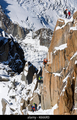 Hombre montaña escalada Alpes botas casco detalle Fotografía de stock -  Alamy