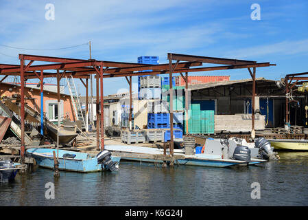 Barcos de pesca de ostras y puerto en Mèze o Meze en las costas de Etang de Thau o Thau Lago Herault Languedoc-Roussillon Francia