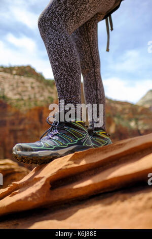 Una joven mujer vistiendo calcetines rojos y botas de trekking está  caminando en el páramo en la niebla cerca de algunas vacas Fotografía de  stock - Alamy