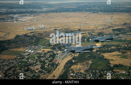 F-16 de la Fuerza Aérea estadounidense Vipers los vuelos de entrenamiento Foto de stock