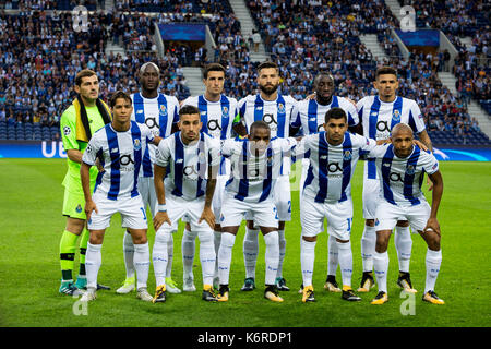 Equipo del FC Oporto alineadas antes del partido de Premier League 2017/18 entre el FC Porto y el Besiktas JK, Dragon Stadium Fotografía de stock -