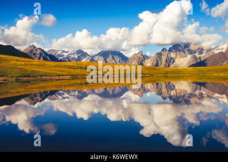 Hermoso paisaje de montaña Vista de Koruldi lagos en el parque nacional de Svaneti, País de Georgia Foto de stock