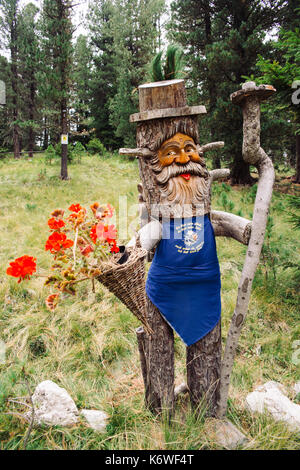 Figuras talladas en madera en el Tirol del Sur, región del norte de Italia. La región tiene una gran población de habla alemana Foto de stock