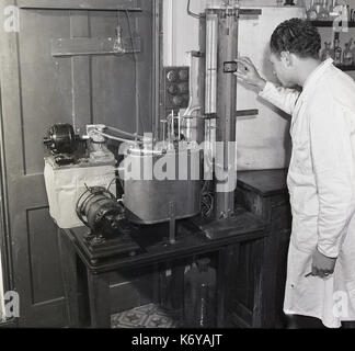 A principios de 1950, la investigación alimentaria, foto histórica mostrando un científico utilizando aparatos del tiempo para estudiar las propiedades reológicas del chocolate.