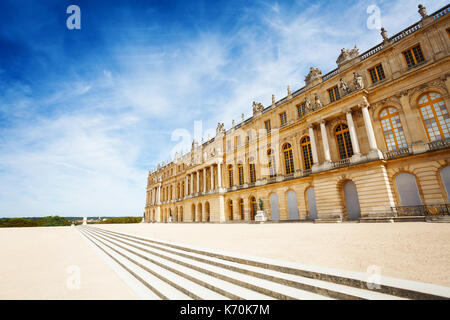 Las escaleras del edificio principal del palacio de Versalles, Francia. Foto de stock