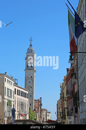 E inclinada blanco campanario de la iglesia de Saint George de los griegos en Venecia en Italia Foto de stock