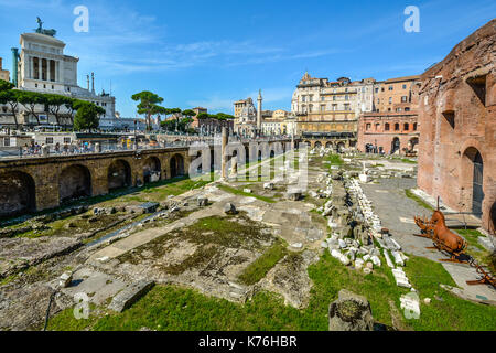 Antiguas ruinas romanas, cerca del monumento a Vittorio Emanuele, en Roma, Italia, en un día soleado de verano