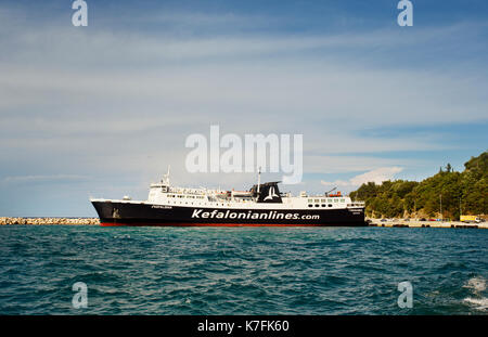 Un ferry de pasajeros en Poros en Cefalonia, Grecia Foto de stock