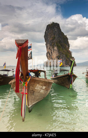 Botes de cola larga en frente de las rocas calcáreas, Tailandia Foto de stock