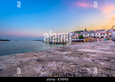 Puesta de sol sobre la ciudad costera de primosten en Croacia, famoso resort de viajes en Europa. Foto de stock