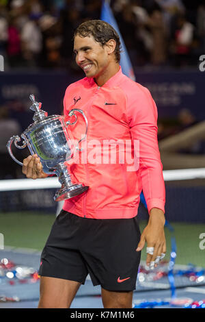 Como aterrizaje Marty Fielding Rafael Nadal (ESP) posee el trofeo para el hombre de la final de singles en  el US Open tenis Campeonato 2017 Fotografía de stock - Alamy