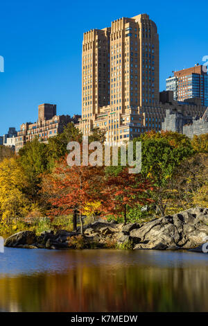 El majestuoso edificio en el Upper West Side y el lago en Central Park en otoño. Manhattan, Ciudad de Nueva York