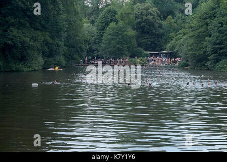 Gente nadando en el estanque en Hampstead Heath, Londres del norte Foto de stock