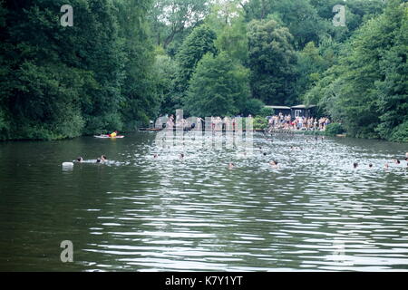 Gente nadando en el estanque en Hampstead Heath, Londres del norte Foto de stock